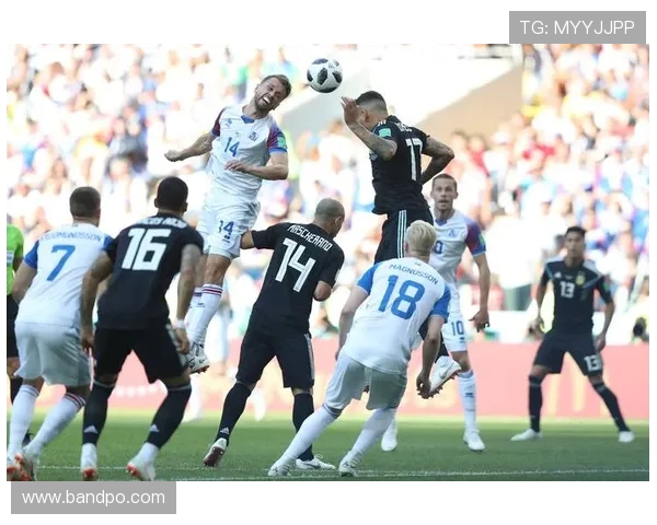 足球比赛中的进攻组合与防守反击